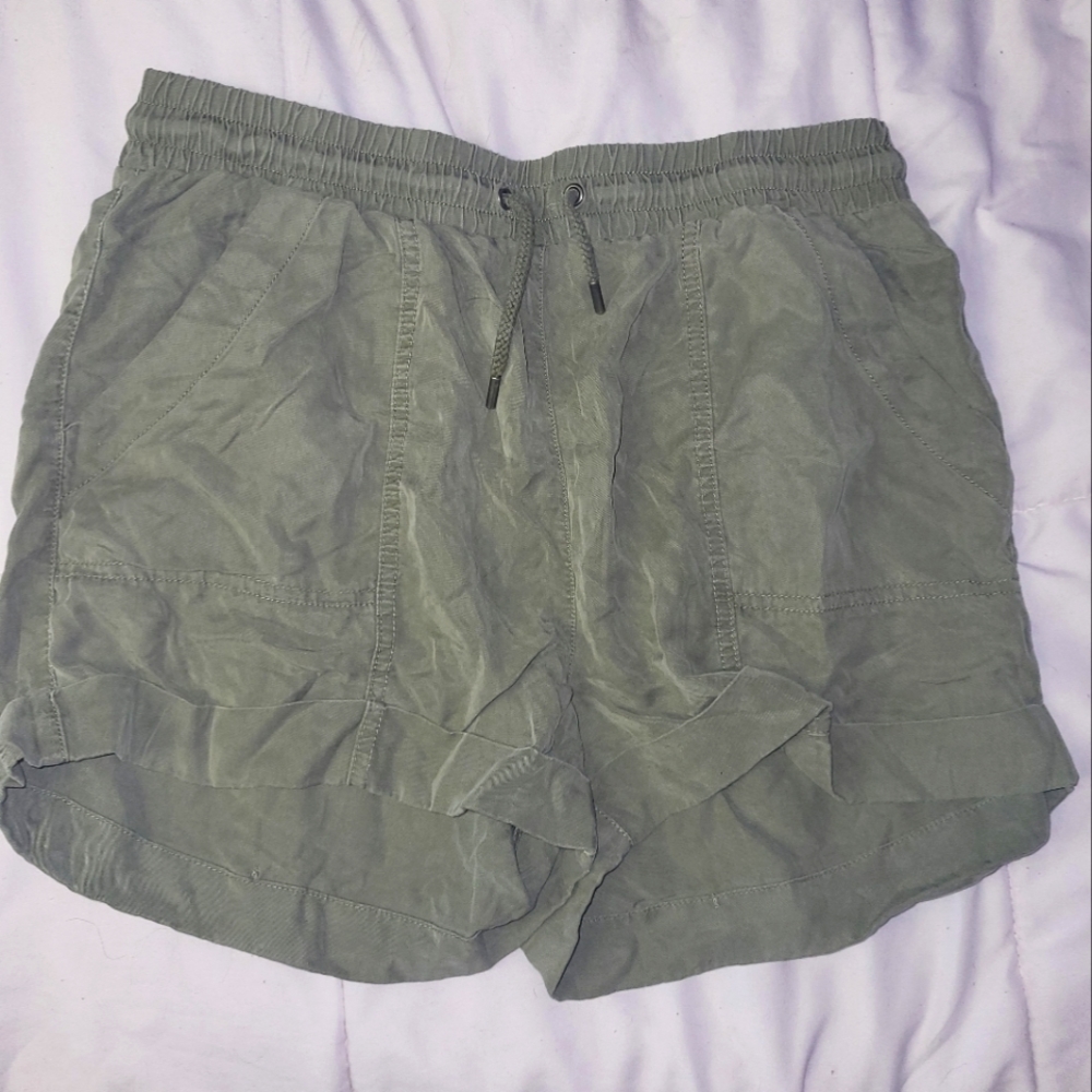 Medium Universal Thread Green Flowy Cargo Shorts